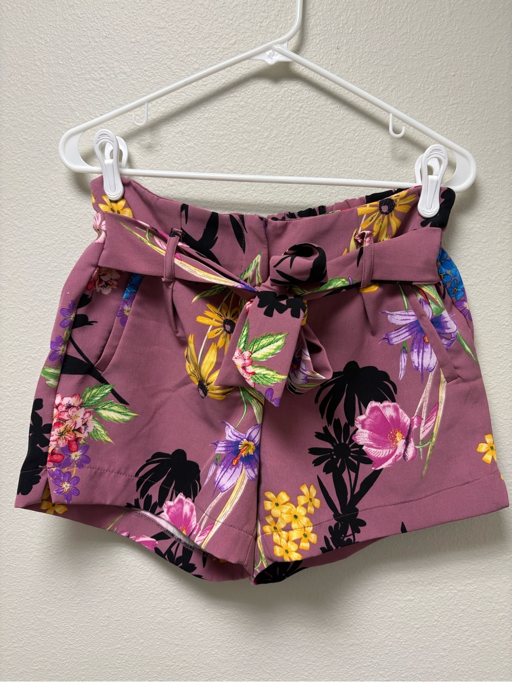 Like an Angel Women’s Purple Floral Pleated Chino Tie Waist Shorts L Hawian